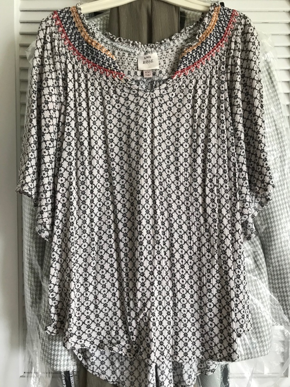 Knox Rose print blouse, loose fit, smocked design V neckline